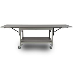 Stół roboczy z rozłożonymi blatami